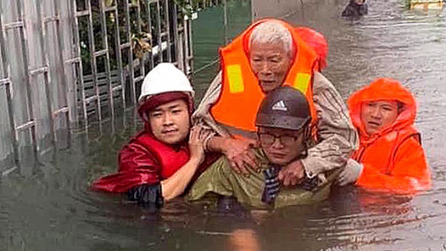 Heavy rain turns streets in Vinh city into rivers